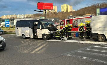 FOTO: Na Prešovskej ceste sa zrazila dodávka so škôlkarským mikrobusom