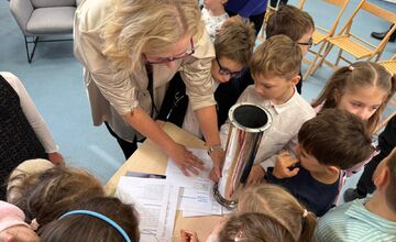 FOTO: Košická knižnica zakopala časovú schránku