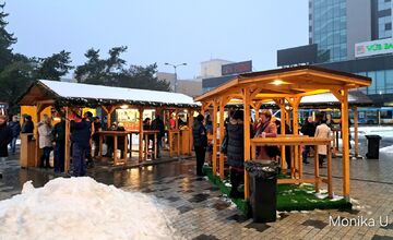 FOTO: Vianočné trhy pred košickým Auparkom