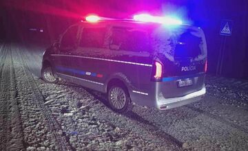 FOTO: Sneh komplikuje dopravu v Rožňavskom okrese