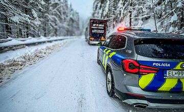 FOTO: Sneh komplikuje dopravu v Rožňavskom okrese