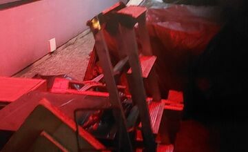 FOTO: Záchranná akcia v košickom Auparku, muž sa prechádzal po okne