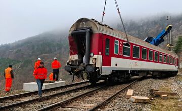 FOTO: Odstraňovanie škôd po zrážke vlakov pri Jablonove nad Turňou