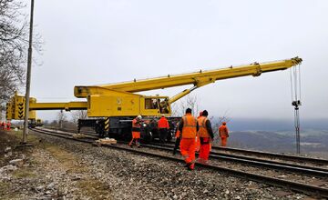 FOTO: Odstraňovanie škôd po zrážke vlakov pri Jablonove nad Turňou