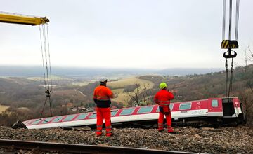 FOTO: Odstraňovanie škôd po zrážke vlakov pri Jablonove nad Turňou