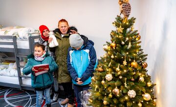 FOTO: Babička s vnúčatami a dcérou dostali pred Vianocami strechu nad hlavou