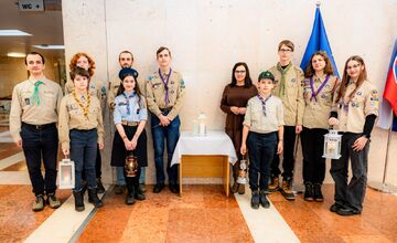 FOTO: Betlehemské svetlo dorazilo na košický magistrát