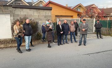 FOTO: Obyvatelia lokality Grot sa po rokoch dočkali cesty a môžu kolaudovať