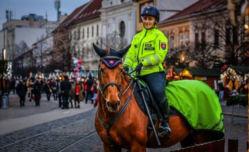 FOTO: Na košických vianočných trhoch hliadkujú policajti