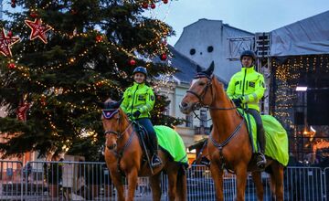 FOTO: Na košických vianočných trhoch hliadkujú policajti