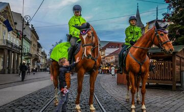 FOTO: Na košických vianočných trhoch hliadkujú policajti