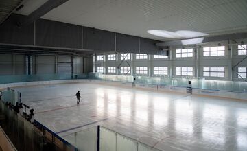 FOTO: Rožňavčania majú vynovený zimný štadión