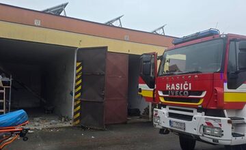 FOTO: V areáli firmy spadla strecha na robotníkov