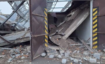 FOTO: V areáli firmy spadla strecha na robotníkov