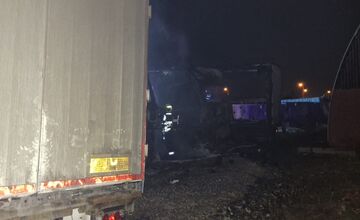 FOTO: V Michalovciach páchateľ úmyselne zapálil štyri nákladné autá