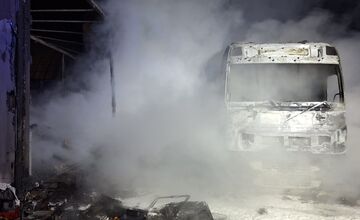 FOTO: V Michalovciach páchateľ úmyselne zapálil štyri nákladné autá