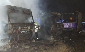 FOTO: V Michalovciach páchateľ úmyselne zapálil štyri nákladné autá