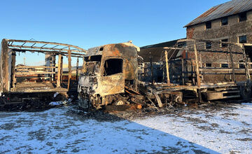 FOTO: V areáli firmy v Michalovciach zhoreli kamióny