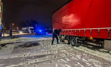 FOTO: Kamionista zapadol s kolosom na železničnom priecestí