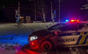 FOTO: Kamionista zapadol s kolosom na železničnom priecestí