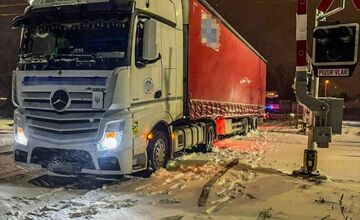 FOTO: Kamionista zapadol s kolosom na železničnom priecestí