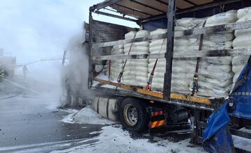 FOTO: Na košickej R4 horel kamión