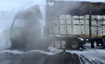 FOTO: Na košickej R4 horel kamión