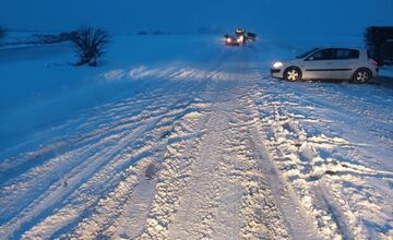FOTO: Zasnežené cesty v Košickom kraji komplikujú dopravu
