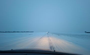 FOTO: Zasnežené cesty v Košickom kraji komplikujú dopravu