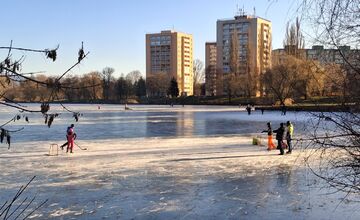 FOTO: Košické jazero obsadili hokejisti a korčuliari