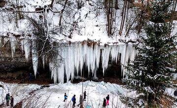 FOTO: Ľadové divadlo na Spiši. Zamrznutá Šikľavá skala ohuruje