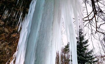FOTO: Ľadové divadlo na Spiši. Zamrznutá Šikľavá skala ohuruje