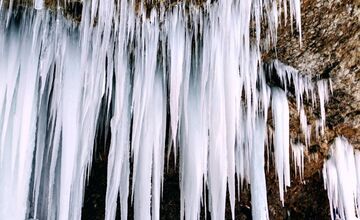 FOTO: Ľadové divadlo na Spiši. Zamrznutá Šikľavá skala ohuruje