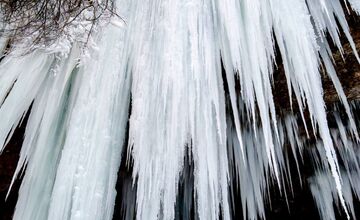 FOTO: Ľadové divadlo na Spiši. Zamrznutá Šikľavá skala ohuruje