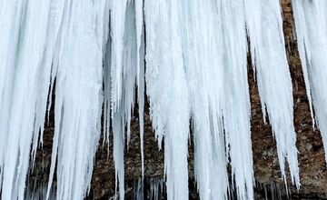 FOTO: Ľadové divadlo na Spiši. Zamrznutá Šikľavá skala ohuruje