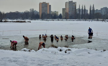 FOTO: Odvážni otužili v Košiciach trávia voľný čas v ľadových jazerách