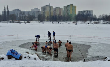 FOTO: Odvážni otužili v Košiciach trávia voľný čas v ľadových jazerách