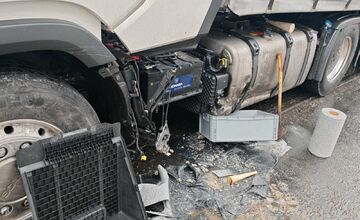 FOTO: Zrážka auta a kamiónu na Dargove