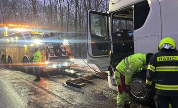 FOTO: Zrážka auta a kamiónu na Dargove