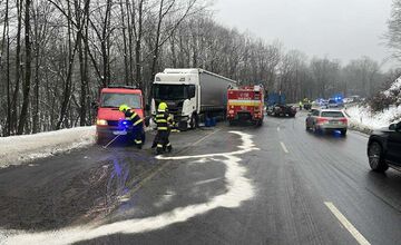 FOTO: Zrážka auta a kamiónu na Dargove