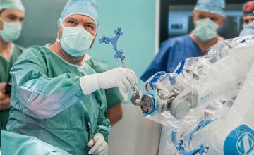 FOTO: V Michalovciach asistuje pri operáciách kolena robot