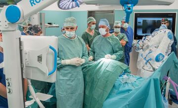 FOTO: V Michalovciach asistuje pri operáciách kolena robot