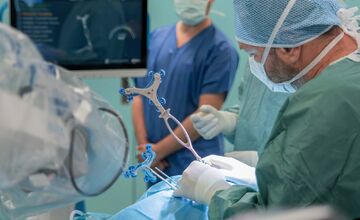 FOTO: V Michalovciach asistuje pri operáciách kolena robot
