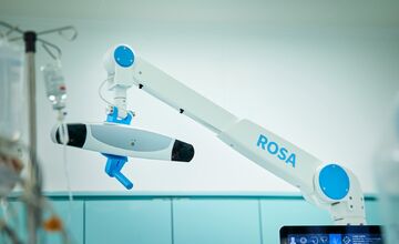 FOTO: V Michalovciach asistuje pri operáciách kolena robot