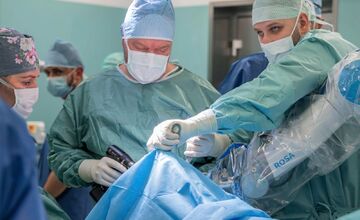 FOTO: V Michalovciach asistuje pri operáciách kolena robot