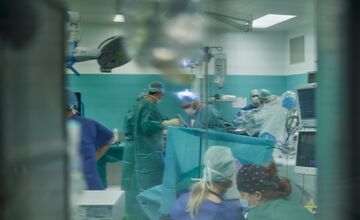 FOTO: V Michalovciach asistuje pri operáciách kolena robot