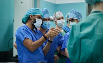 FOTO: V Michalovciach asistuje pri operáciách kolena robot