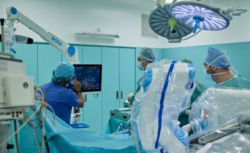 FOTO: V Michalovciach asistuje pri operáciách kolena robot