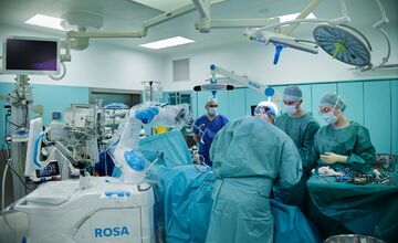 FOTO: V Michalovciach asistuje pri operáciách kolena robot