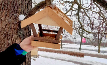 FOTO: Na košickom Sídlisku Ťahanovce pribudli drevené kŕmidlá pre vtáčiky